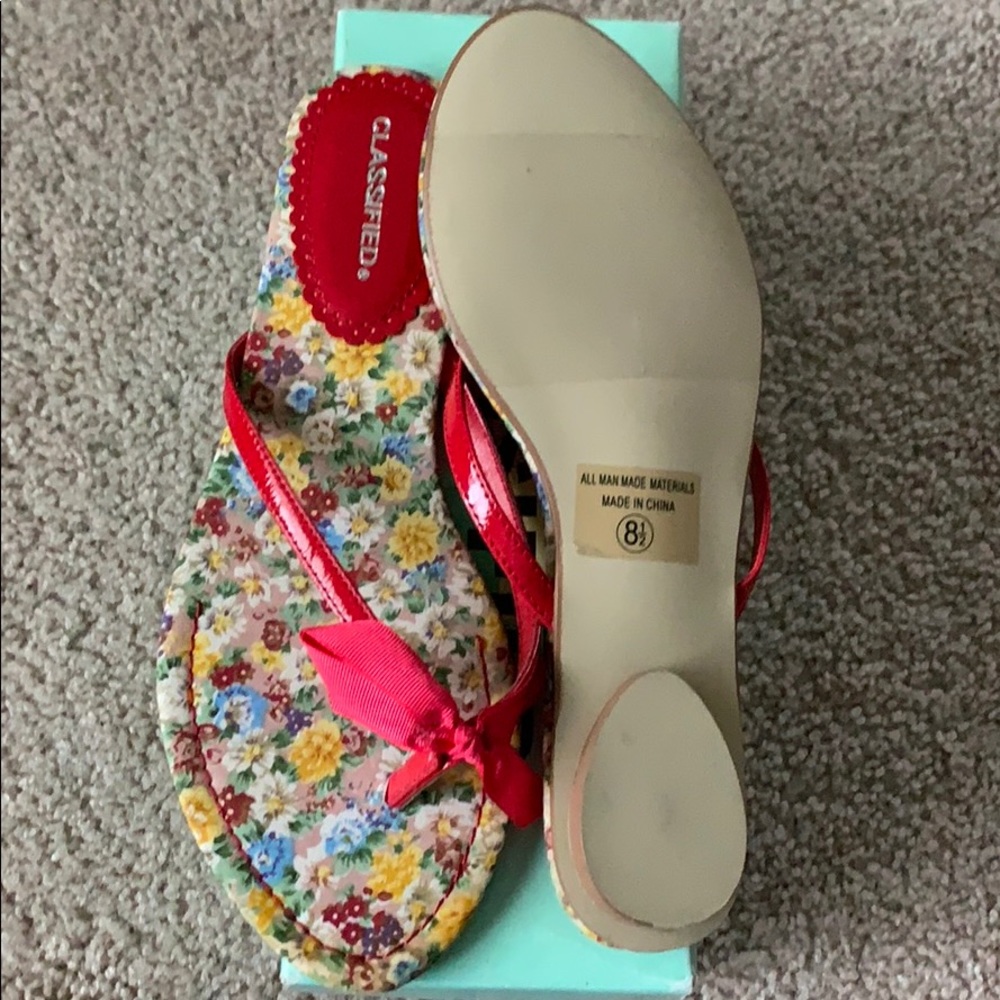 NEW Classified Flat Sandals - Picture 3 of 3